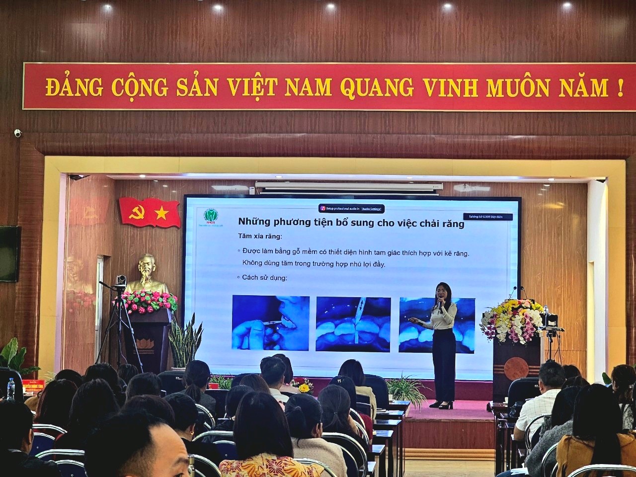 ThS. Vũ Thị Bích Nguyệt, Phó Trưởng phòng Chỉ đạo tuyến trình bày nội dung về chải răng, dinh dưỡng và sức khỏe răng miệng 